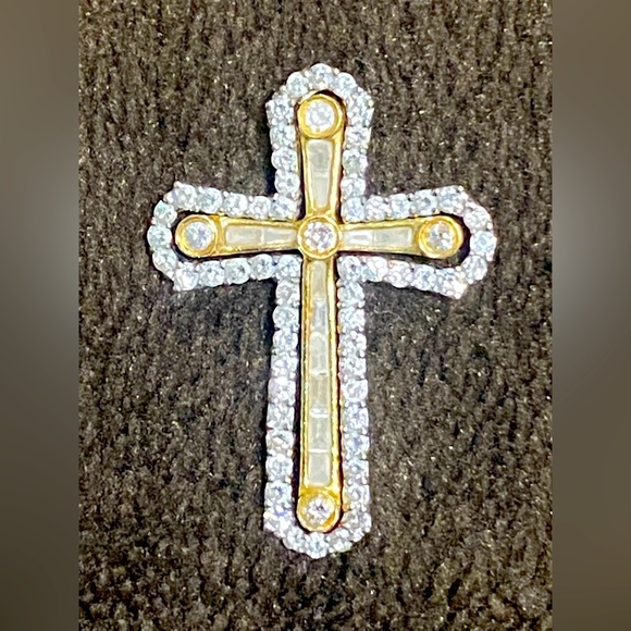Genuine 18K Gold VS1 Diamond w/ *Baguette Diamonds*“Cross” Pendant